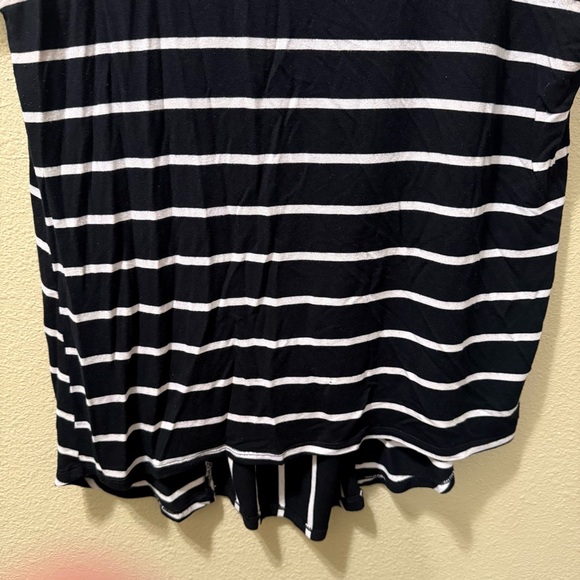 Women’s Medium Cable & Gauge Black White Striped Hi-Low Cap Sleeve Top - Picture 3 of 11